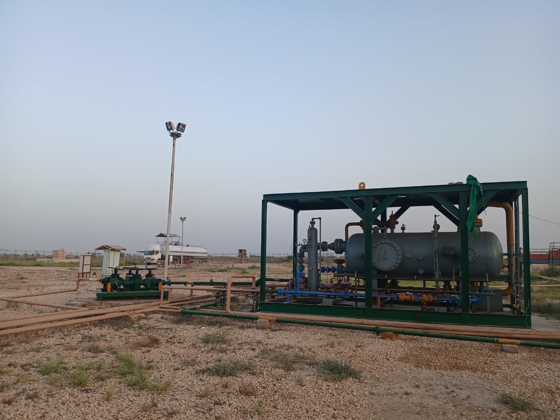 Oil and gas separator manifold during surface well testing operations